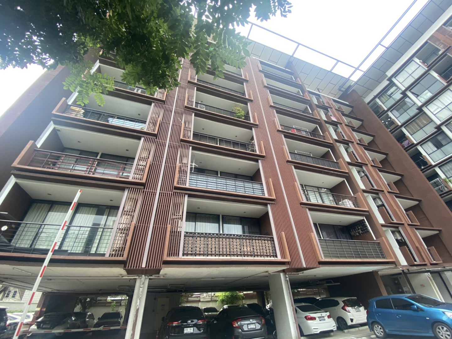 อาคารชุด ไอเซน คอนโดมิเนียม เอกมัย-รามอินทรา